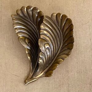 VINTAGE Jeri-Lou Leaf scarf clip